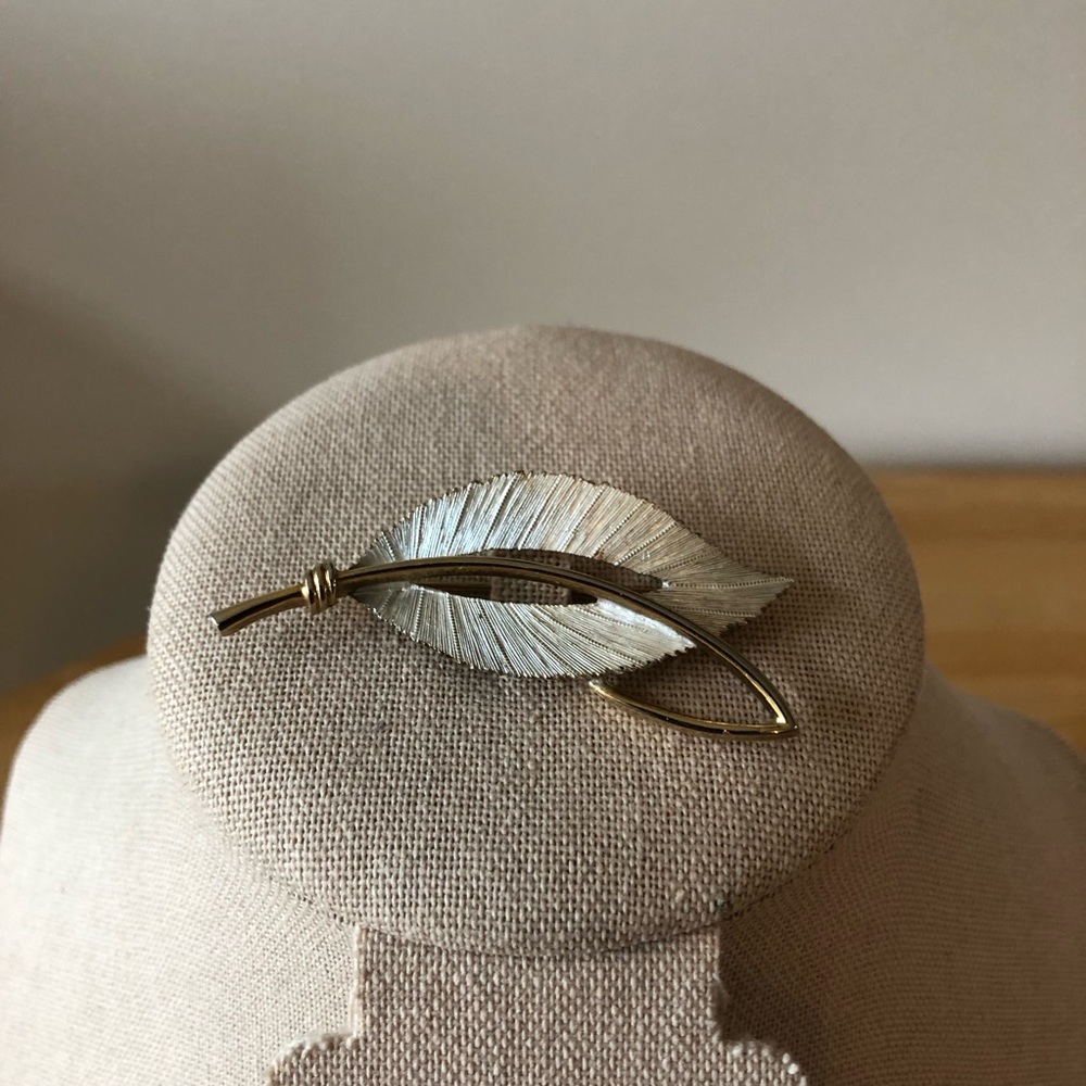 Women’s Vintage Jonette Jewelry Company Textured White Leaf Gold Tone Brooch
